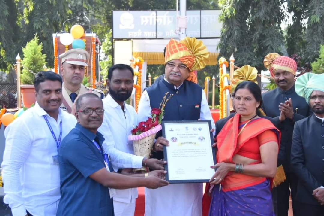 संत गाडगेबाबा ग्रामस्वच्छता अभियान द्वितीय क्रमांक पुरस्कार स्विकारतांनी