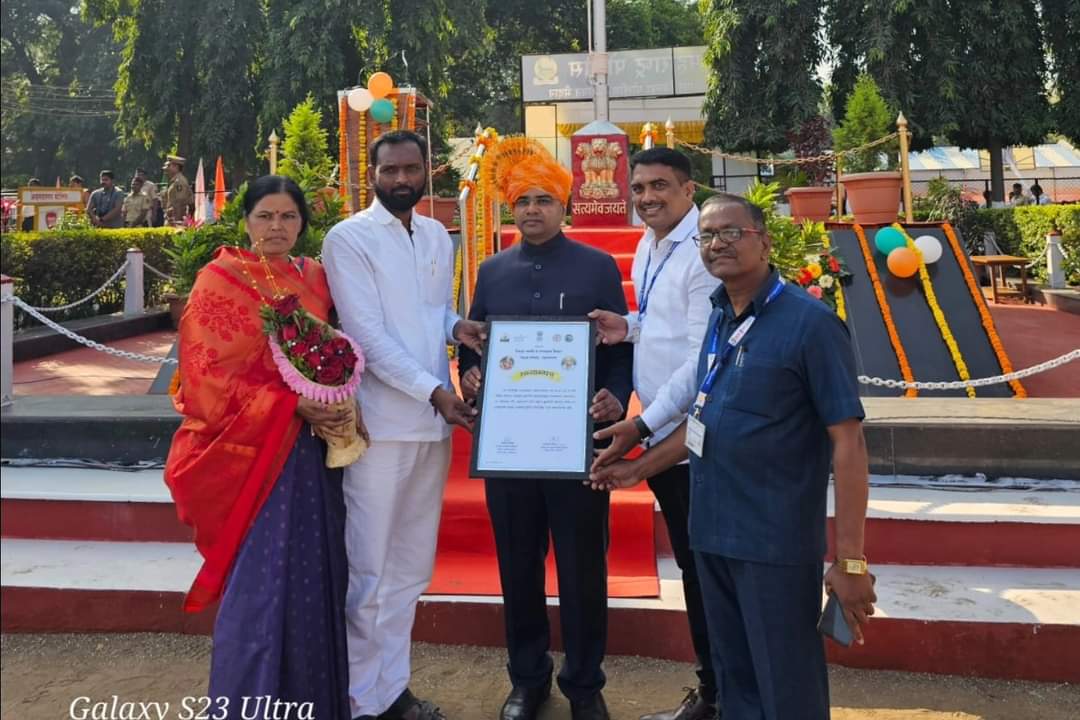 संत गाडगेबाबा ग्रामस्वच्छता अभियान द्वितीय क्रमांक पुरस्कार स्विकारतांनी